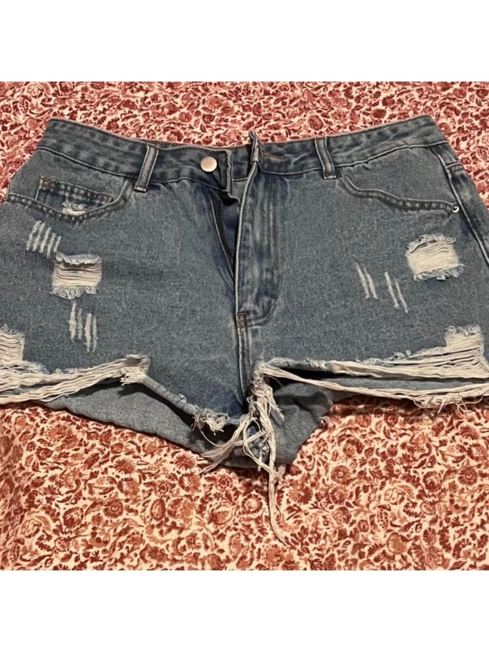 Distressed denim shorts with frayed hem